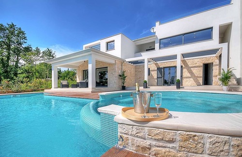 Visnjan Villa | Luxury 5-BR villa with double pool and rooftop jacuzzi