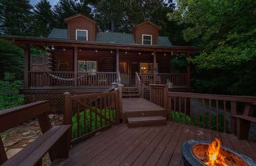 Weaverville House | Luxury 5BDR Retreat Log Cabin and Horses