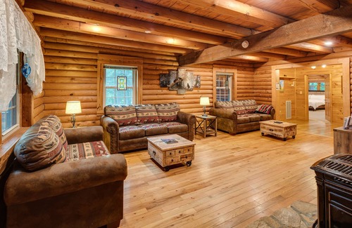 Weaverville Cabin | 🍃 Luxury 5BDR Retreat Log Cabin w/ Horses