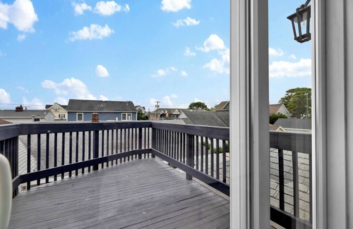 Wall House | Luxury 5BR - 1 Block from Beach