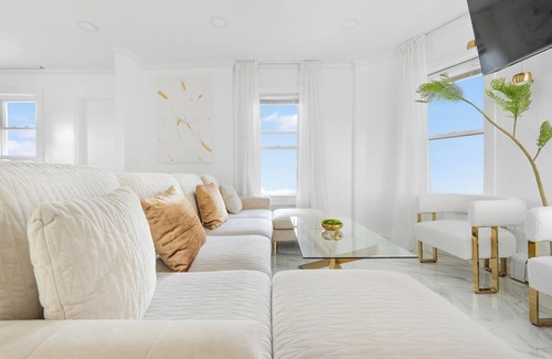 Bryn Mawr House | Luxury 5BR 2BA Spacious Home NYC Free Parking + Office