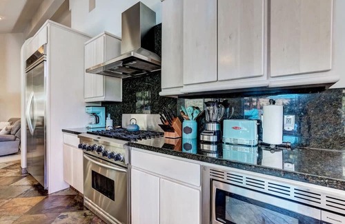 Round Hill Village House | Luxury 5BR | Hot Tub & Chef’s Kitchen | Sleeps 10
