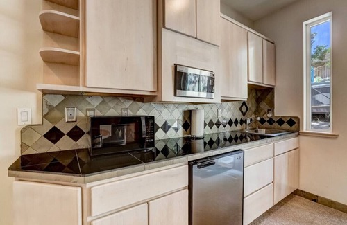 Round Hill Village House | Luxury 5BR | Hot Tub & Chef’s Kitchen | Sleeps 10
