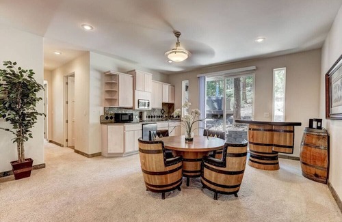 Round Hill Village House | Luxury 5BR | Hot Tub & Chef’s Kitchen | Sleeps 10