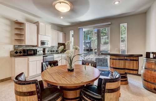 Round Hill Village House | Luxury 5BR | Hot Tub & Chef’s Kitchen | Sleeps 10