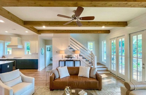 Dadeville House | Luxury 5BR Lake House w/Porch & Lake View
