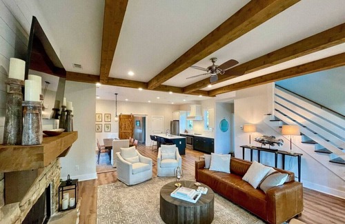 Dadeville House | Luxury 5BR Lake House w/Porch & Lake View