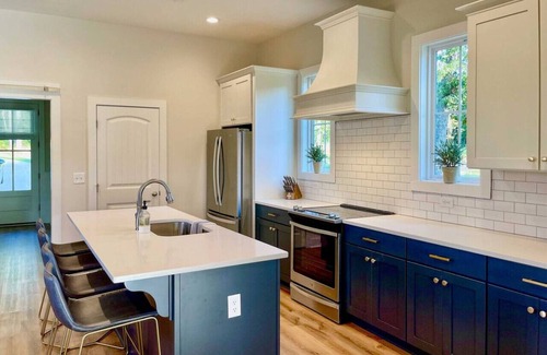 Dadeville House | Luxury 5BR Lake House w/Porch & Lake View