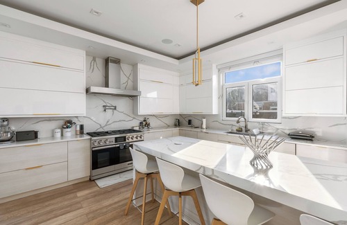 Alden Manor House | Luxury 5BR Smart Home Near JFK with Gym, Theater & BBQ