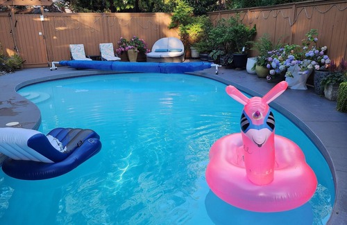 West Vancouver Cottage | Luxury 5BR West Van: Pool, Sauna, Hot Tub, Ocean View, Near Beach & Downtown!