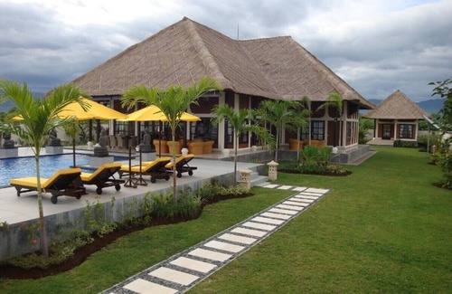 Banjartegehe Villa | Luxury (6 bedroom) beachfront villa for rent on Bali including staff
