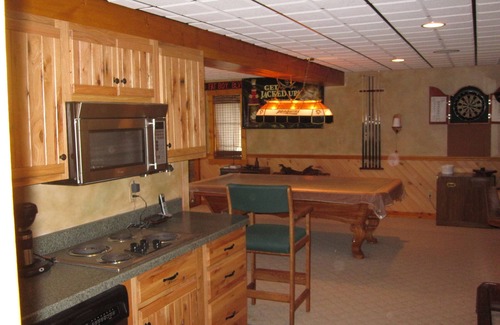 Jefferson Township Cabin | Luxury 6 bedroom Log Home w/HOT TUB/close to 7 Springs & Hidden Valley Resorts