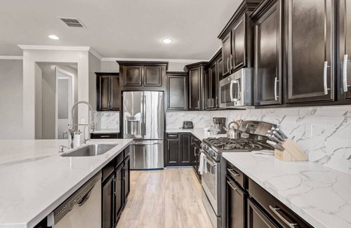 Chandler Villa | Luxury 6 BR Villa w/pool table+backyard+wfh