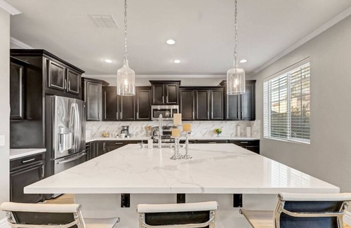 Chandler Villa | Luxury 6 BR Villa w/pool table+backyard+wfh