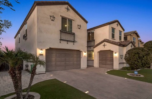 Chandler Villa | Luxury 6 BR Villa w/pool table+backyard+wfh