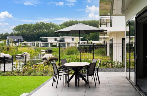 Zeewolde House | Luxury 6-person villa on the water with 3 bedrooms, 3 bathrooms, bath, balcony, spacious garden with swimming jetty and modern kitchen. Located at Villa Resort Harderwold near Harderwijk and the Veluwemeer.