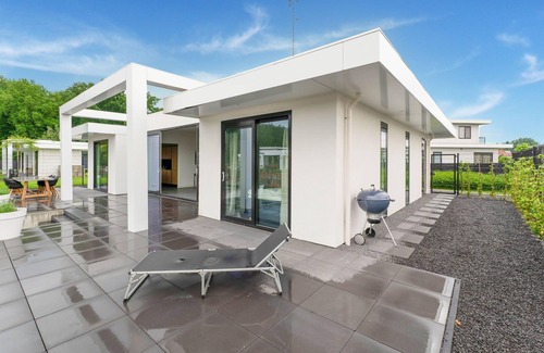 Zeewolde House | Luxury 6-person villa on the water with private jetty, spacious terrace with sunbeds and barbecue. Perfect for a relaxing holiday!