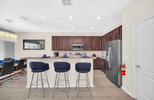 Sunridge Woods House | Luxury 6BR Villa | Lagoon-View Pool, Disney & Mario Rooms – Near Parks