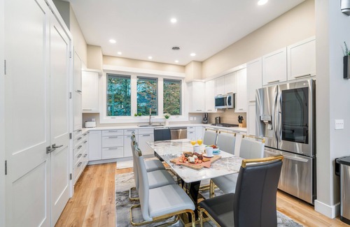 Hidden Valley House | Luxury 7-bdr Mountain Top Home w/HotTub & GameRoom & Fireplace- Few Steps to SKI