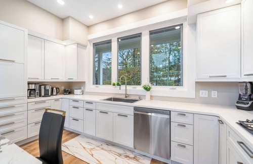 Hidden Valley House | Luxury 7-bdr Mountain Top Home w/HotTub & GameRoom & Fireplace- Few Steps to SKI