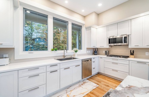Hidden Valley House | Luxury 7-bdr Mountain Top Home w/HotTub & GameRoom & Fireplace- Few Steps to SKI