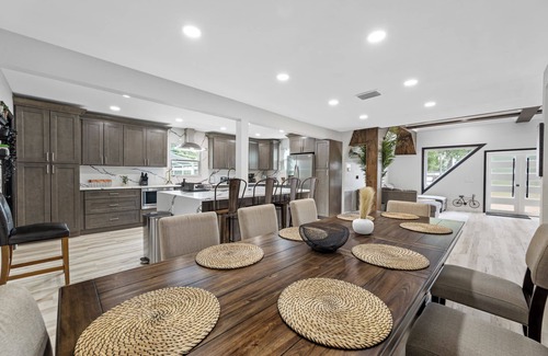 Thonotosassa House | Luxury A-Frame Escape: 6BR, 4BA, Pool, Pickleball, Cinema & Ultimate Relaxation!