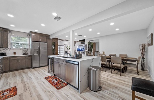 Thonotosassa House | Luxury A-Frame Escape: 6BR, 4BA, Pool, Pickleball, Cinema & Ultimate Relaxation!