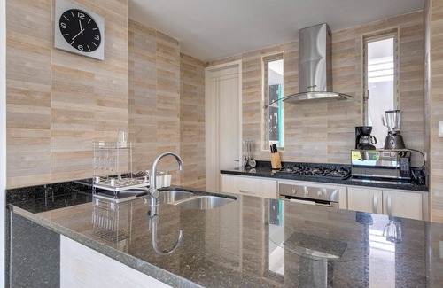 Urbanizacion Eliana Condo | Luxury Airport Penthouse 4 BD 3 BA + Rooftop Poolnn