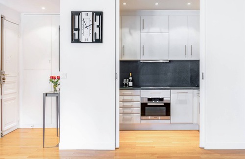 Palais-Royal Apartment | Luxury Air Con 2 bedrm 2.5 baths near new in the heart of Paris near Louvre