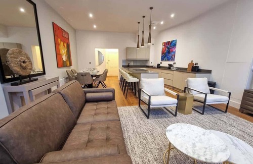 Trafford Apartment | Luxury Altrincham Flat by City SuperHost
