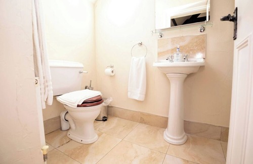 Sixmilebridge House | Luxury and elegant lakeside lodges, Boating activities and pet friendly.n