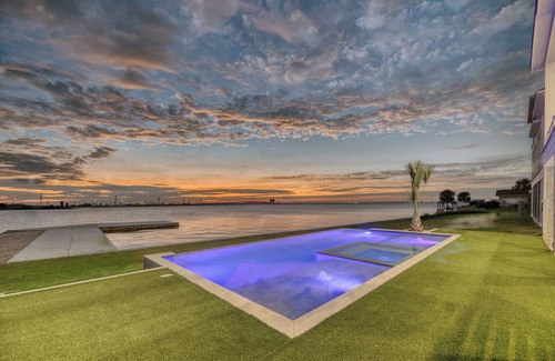Galveston House | LUXURY AND LOCATION! WATERFRONT PROPERTY WITH POOL, HOT TUB AND WHITE SAND BEACH