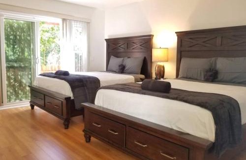 Fairfax District House | Luxury and Spacious 5 bedroom private house by Melrose WIFI TV Backyard Free Parking close to the Grove Hollywood Walk of Fame