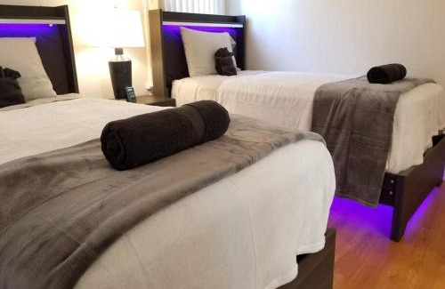 Fairfax District House | Luxury and Spacious 5 bedroom private house by Melrose WIFI TV Backyard Free Parking close to the Grove Hollywood Walk of Fame