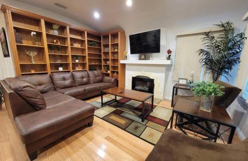 Fairfax District House | Luxury and Spacious 5 bedroom private house by Melrose WIFI TV Backyard Free Parking close to the Grove Hollywood Walk of Fame
