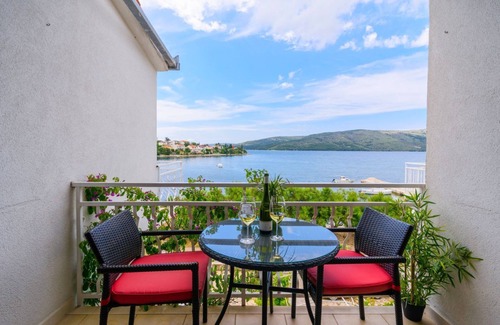 Seget Vranjica Apartment | Luxury apartment literally on the beach - whirlpool and sauna