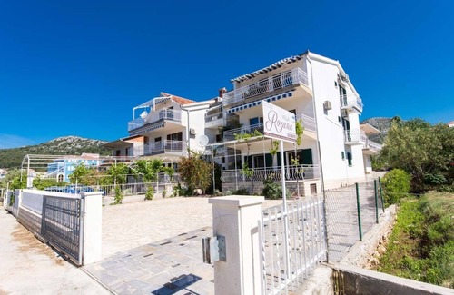 Seget Vranjica Apartment | Luxury apartment literally on the beach - whirlpool and sauna
