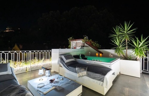 Lerici Apartment | Luxury apartment a stone's throw from the sea with terrace with Jacuzzi.