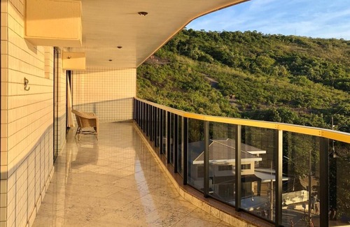 Praia do Morro Apartment | Luxury apartment in front of Praia do Morro with 5 suites and 4 parking spaces