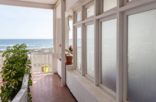 Melenara Apartment | Luxury apartment in front of the beach.