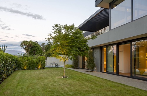 Kelvin Heights Apartment | Luxury apartment with pool and spa located on the lake front