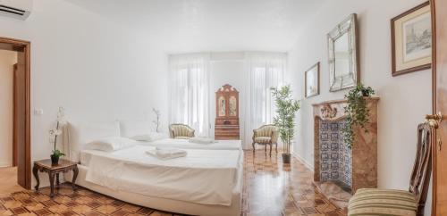 Cannaregio Apartment | Luxury Apartment On Grand Canal by Wonderful Italy