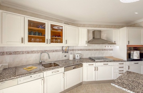 Gale Apartment | Luxury Apartment W/stunning Sea Views, Walk Beach