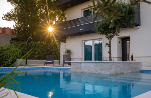 Split Apartment | Luxury apartment with heated pool - Tekla