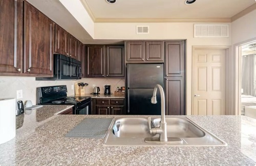 George Bush Park/Eldridge Apartment | Luxury apartment with private garage