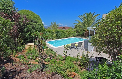 Somerset West Apartment | Luxury apartment for rent, fully furnished located in a Residential aria .