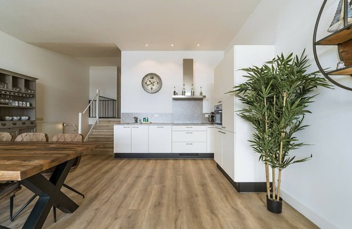 Ouddorp House | Luxury appartement overlooking the marina for 10 people.