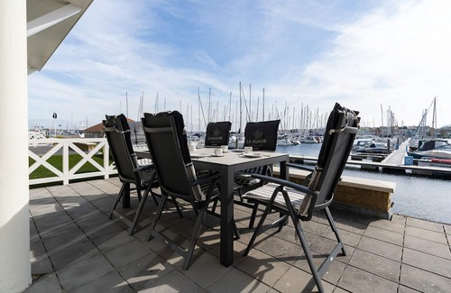 Ouddorp House | Luxury appartement overlooking the marina for 10 people.