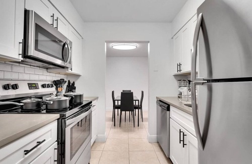 SoHo Apartment | Luxury apt 2 blocks from bayshore with pool /Gym