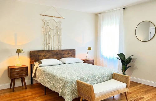 Pleasant Plains Apartment | Luxury Apt in NYC | Free Parking | Near Train & NJ